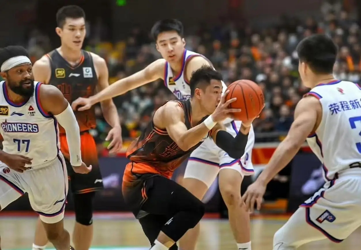 BB体育sports-今晨突围战来临，山东男篮围绕中超战术微调，更衣室稳定，赛程密集仍需轮换-BB体育sports